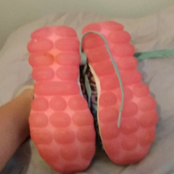 2 shirts 2 pairs of pants 1 pair of shoes dresses - Picture 4 of 14